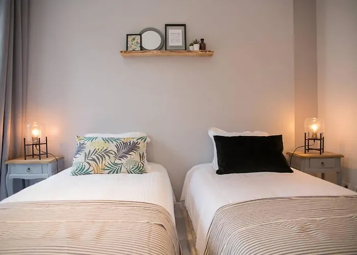 Grand Triplex Lumineux: Historic Retreat Apartment