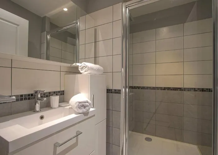 Grand Triplex Lumineux: Historic Retreat Apartment