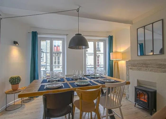 Grand Triplex Lumineux: Historic Retreat Apartment