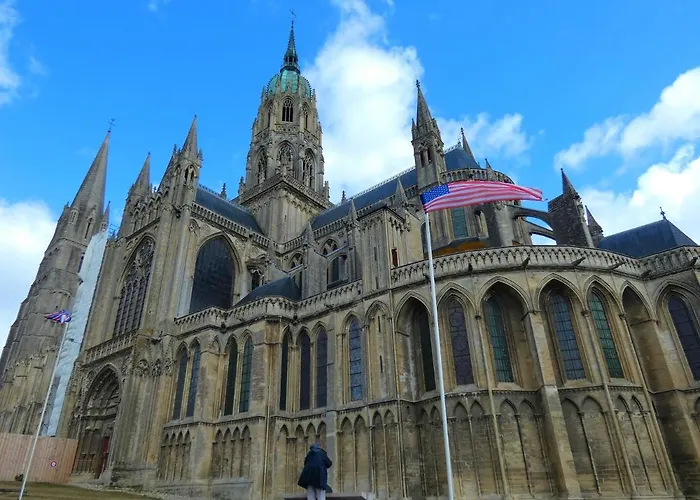 Grand Triplex Lumineux: Historic Retreat