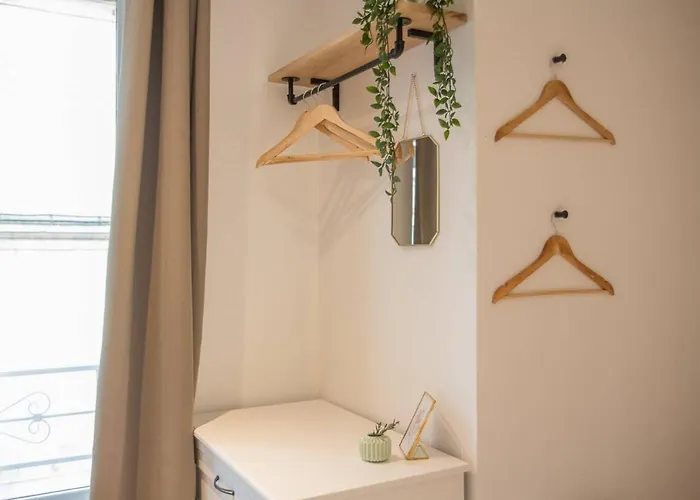 Apartment Grand Triplex Lumineux: Historic Retreat *