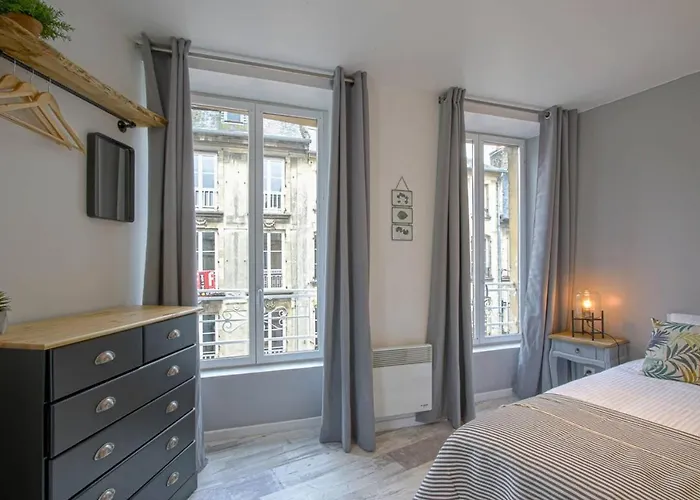 Apartment Grand Triplex Lumineux: Historic Retreat *