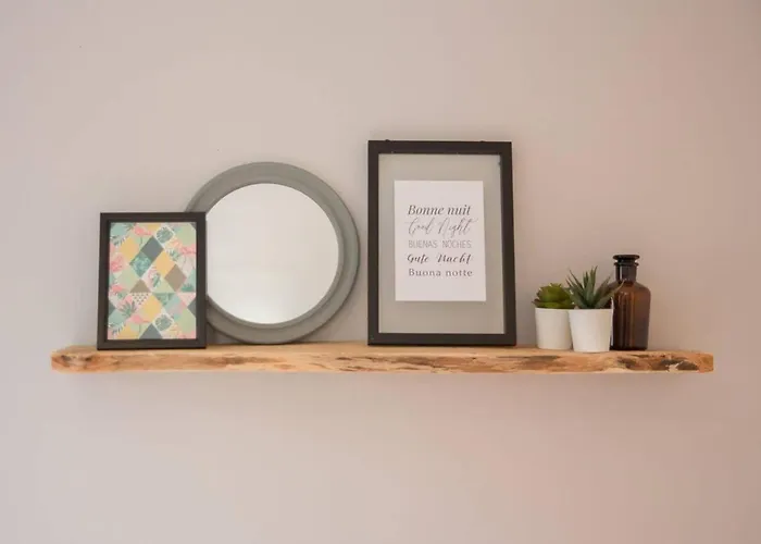 Grand Triplex Lumineux: Historic Retreat Apartment