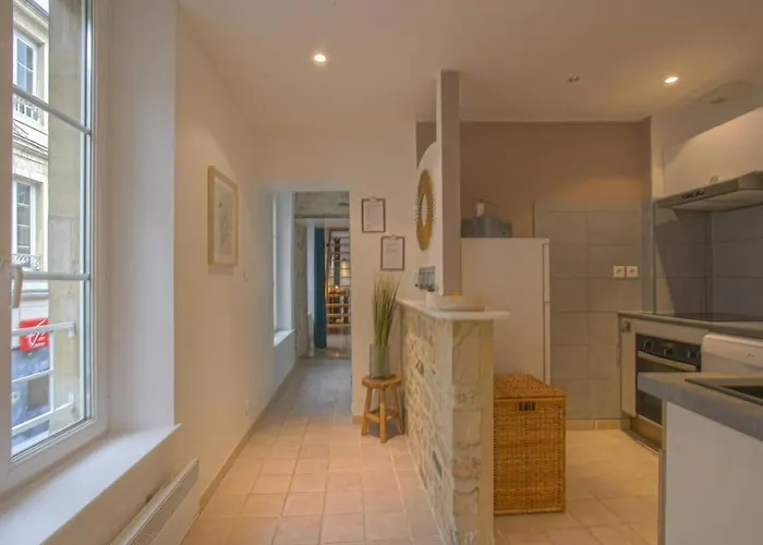 Apartment Grand Triplex Lumineux: Historic Retreat Bayeux